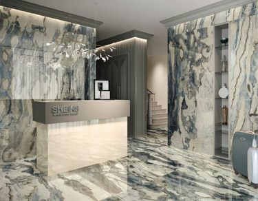 kinara-porcelanatos-españoles-gran-formato Ambiente interior recibidor de hotel piso y paredes con porcelanato gran formato brilloso blanco con betas oscuras