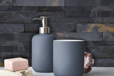 Kinara-importación-y-venta-piedra-natural-15x60cm-interior-exterior-ONIX hermosas piedras naturales en ambiente de baño con dispensador de jabón y jarro azul