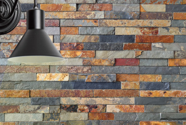 Kinara-importación-y-venta-piedra-natural-15x60cm-interior-exterior-ÓXIDO-GRIS piedra natural instalada en pared tonos grises lámpara moderna negra