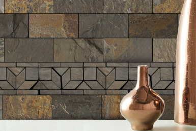 Kinara-distribución-y-venta-piedra-natural-26X10cm-interior-exterior-AQUA-GOLD piedra natural tipo mosaico instalada sobre pared junto a florero cobre