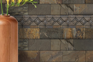 Kinara-importación-y-venta-piedra-natural-26x14cm-interior-exterior-AQUA-GOLD cerámica tipo piedra natural tonos tierra instalada en pared con diseño de rombos flores amarillas