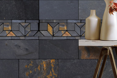 Kinara-importación-y-venta-piedra-natural-26x10cm-interior-exterior-ONIX piedra natural tipo mosaico tonos grises y óxido sobre pared mesa de madera con jarrones beige