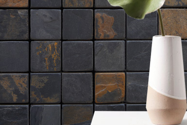 Kinara-distribución-y-venta-piedra-natural-30X30cm-interior-exterior-ONIX pared con revestimiento cerámico tipo piedra natural oscula y cobre con florero acabado tipo madera
