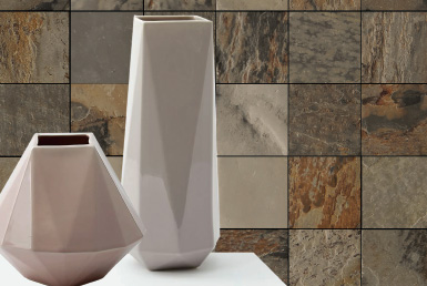 Kinara-distribución-y-venta-piedra-natural-30X30cm-interior-exterior-VENUS pared rústica cubierta con piedra natural y floreros grises