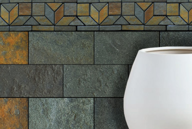 Kinara-importación-y-venta-piedra-natural-26x10cm-interior-exterior-VERDE-ORO piedra natural tonos verde oro instalada tipo mosaico sobre pared junto a maceta blanca