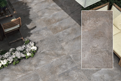 kinara-Porcelanato-Antideslizante-piso-y-pared-30x60-ÁLAMO-MOKA ambiente exterior jardín con porcelanato-cerámica-antideslizante-tono-moka-sillas-madera-flores