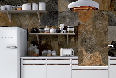 kinara-Porcelanato-Antideslizante-piso-y-pared-30x60-KOMY-STONE Espacio exclusivo en área de cocina con porcelanato y cerámica tipo piedra antideslizante texturizado, refrigerador y mesón blanco
