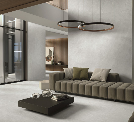 Kinara-distribuidores-Ecuador-Revestimientos-para-Piscina sala moderna con porcelanato sillones y mesa cafés