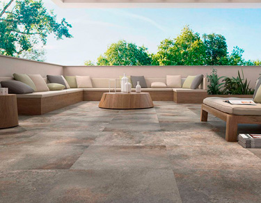 kinara-porcelanatos-antideslizantes Ambiente exterior sala con piso de porcelanato antideslizante rústico mate scuro brilloso con betas claras