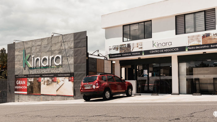 Kinara-importación-distribución-ventas-porcelanato-piedra-cerámica-baldosas-local-comercial-fachada-Quito-Valle-de-Los-Chillos Local fachaleta de piedra variedad de productos cerámicos, porcelanatos, baldosas de pisos y paredes