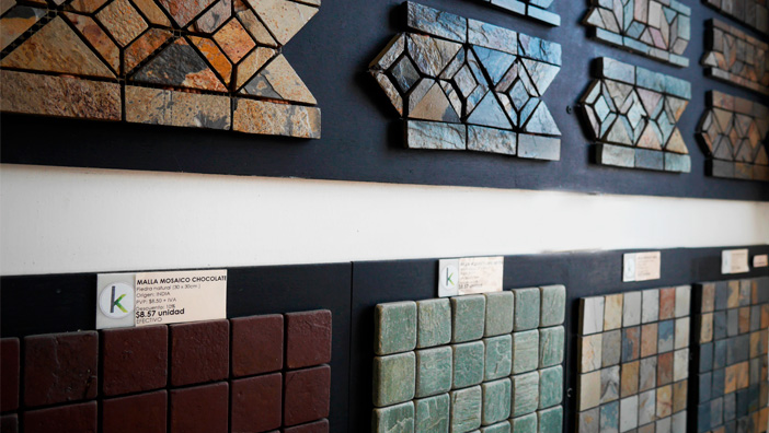 Kinara-importación-distribución-ventas-malla-mosaico-local-comercial-fachada-Quito-Valle-de-Los-Chillos exhibición de mallas mosaico tipo piedra natural y decorativa