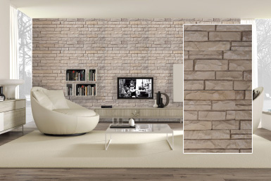Kinara-las-mejores-piedras-decorativas-pared-distribución-y-venta-ecuador-BAIKAL-ÓZEN sala de tv pared decorada con piedra tono claro alfombra y sillón blanco librero al fondo
