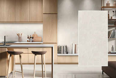 Kinara-importación-y-venta-porcelanato-y-cerámica-formato-grande-80x160cm-TESSINO IVORY cocina moderna con piso formato grande blanco brilloso con mesones y paredes en tono mate
