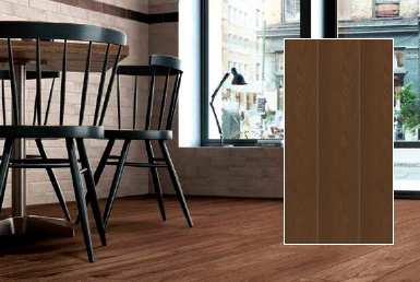 Kinara-importación-y-venta-porcelanato-tipo-madera-23x120-cm-TEVA-CEREZO restaurante meda moderna sillas negras pared fachaleta rustica piso porcelanato tipo madera