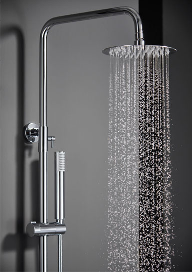 DUCHAS-MONZA-CROMADA Ducha cromada gris para baños, elegante y de fondo parede gris