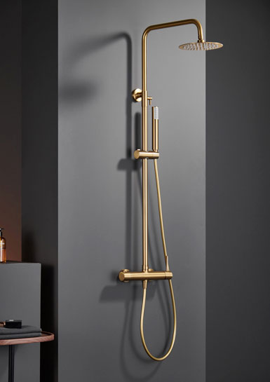 DUCHAS-MONZA-ORO-CEPILLADO Ducha dorada oro cepillado ideal para baño con pared gris mate