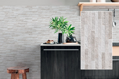 CERÁMICA DECORATIVA EN PARED YOSEMITE-WHITE---15,3X58,9-CM Cerámica decorativa en pared color gris, con meson negro mate y un sillon café