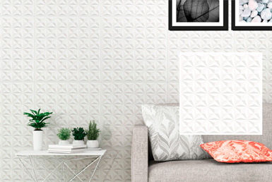 CERÁMICA- DECORATIVA BLANCA-BIANCO-VERTIGE---61X61CM Cerámica decorativa blanca en pared de dormitorio, con sillon gris y adormos flores decorativas.