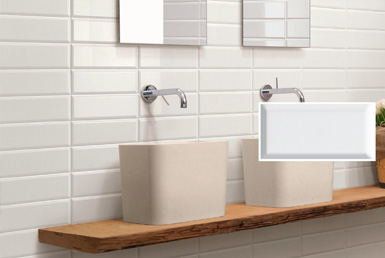 SUBWAY-BLANCO-METROTILE-BLANCO-20X10CM Subwat blanco en pared de baños con meson tipo madera y lavamanos beige, con grifos extraibles cromados