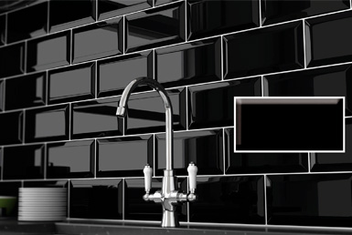 SUBWAY-METROTILE-NEGRO--20X10CM Grifo cromato de cocina con fondo pared de metrotile negro