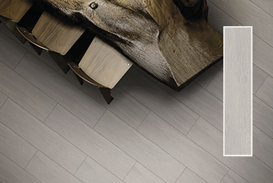 CERÁMICA GRIS MADERADA FREIJO GRIS -25X115CM Cerámica maderada gris mate, con sillas de madera y mesa maderada