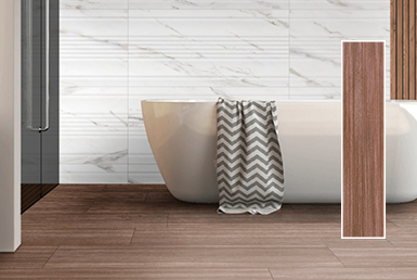 CERAMICA MADERADA CAFÉ ROVERE NUT -25X115CM Cerámica maderada café, en baño elegante y fondo de pared blanco con betas, bañera blanca