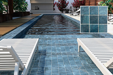 ceramica-piscina-CORSEGA-10X10CM Cerámica para piscina azul cielo con sillas de sol blancas