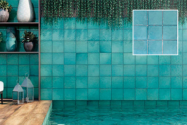 CERÁMICA - PISCINA-SARDENHA-10X10 Cerámica para piscina azul cielo en paredes y en pisos de piscina con flores decorativas verdes y pisos de porcelanato tipo madera
