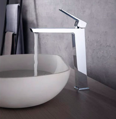 griferia-ART-ALTA-CROMADA Monomando cromado grifo para baño, con piso de porcelanato tipo madera ecuador, y lavamanos blanco redondo