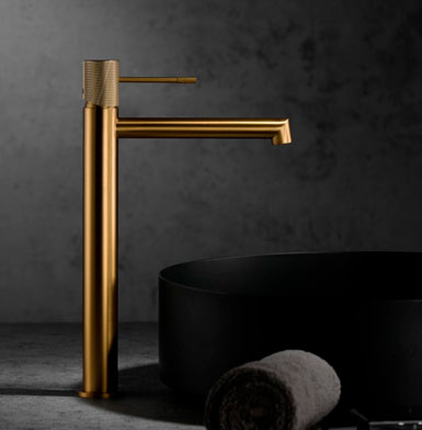 griferia-LINE-ALTA-ORO-CEPILLADO Grifería dorada alta en baño, con lavamano negro