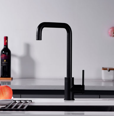 griferia-LOIRA-CROMADA Griferia negro mate para cocina de calidad, con meson blanco una botella de fondo con pared de porcelanato blanco puro