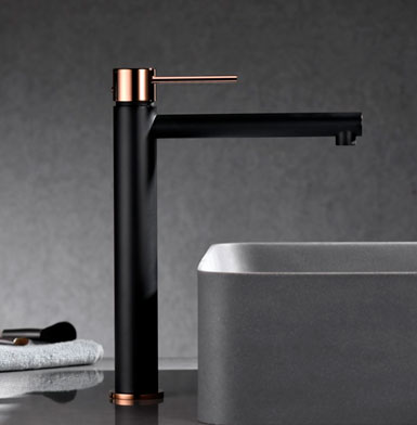 griferia-MILOS-STICK-ALTA-ORO-ROSA Grifería negra mate en baño con manivela dorada rosa , con lavamanos blanco