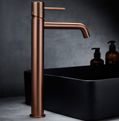 griferia-MONZA-ALTA-ORO-ROSA-CEPILLADO Llave oro rosa cepillado alto monomando, con palanca que permite controlar el caudal de agua, adicional lavamanos negro mate.