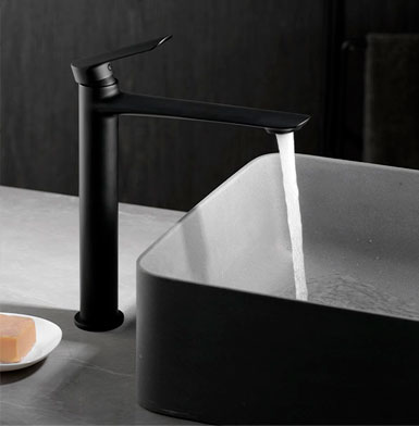 griferia-URAL-ALTA-NEGRO-MATE Grifería negro mate monomando alto resistente y duradero, con lavamanos blanco y negro, de fondo porcelanato gris