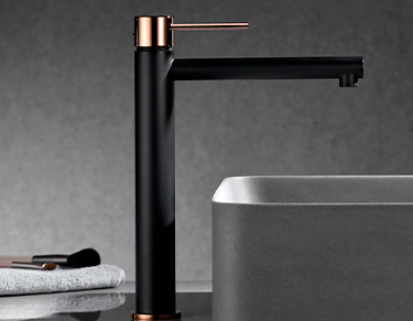Grifería-cocina-distribuidores-guayaquil Grifo de color negro con manija de color oro rosa cepillado y lavabo gris cuadrado