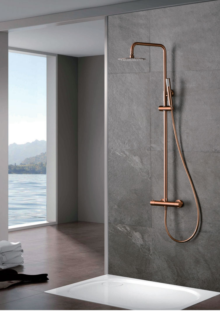 MONZA-ORO-ROSA-CEPI Ducha elegante con baño de lujo, pared de porcelanato gris, y bañera blanca de fondo una ventada con mar