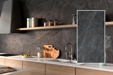 porcelanato_espanol-AURA ANTRACITA Pared de porcelanato gris oscuro con vetas en un meson de cocina blanco de porcelanato