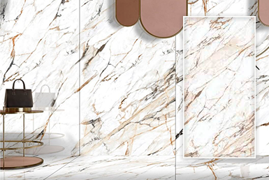 porcelanato_espanol-CALACUTTA LUXE Sala y comedor con piedra sinterizada de gran formato con vetas doradas.