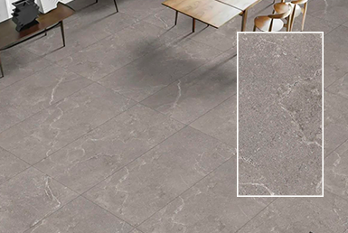 porcelanato_espanol-TROPIC GREY Cerámica y porcelanato formato grande gris mate en pisos con mesa de madera.