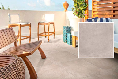 porcelanato_tipo_cemento-LILLE-ACT-CINZA- Piso color beige antideslizante de ceramica con sillas de madera y pieza de porcelanato adelante 60x60 cm