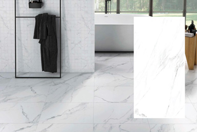 porcelanato_tipo_cemento-NAOS-BLANCO Porcleanato rectangular blanco con vetas negras en baño con pared decorativa de cuadros y pieza blanca de porcelanato
