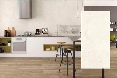 porcelanato_tipo_cemento_DESERT-MARFIL- Porcelanato beige con vetas decorativo en pared de cocina con meson blanco de cocina, sillas y mesa de madera, piso de ceramica tipo madera
