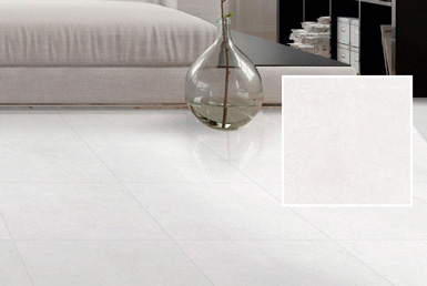porcelanato_tipo_cemento_DUBLIN-BRANCO- Porcelanato antideslizante tipo cemento color blanco mate con florero transparente y sillon