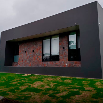 El uso de la piedra decorativa en fachada se ha convertido en una tendencia popular en la construcción