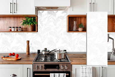 SFERA LEAF cocina con meson de madera y pared blanca floreada de porcelanato, accesorios de cocina