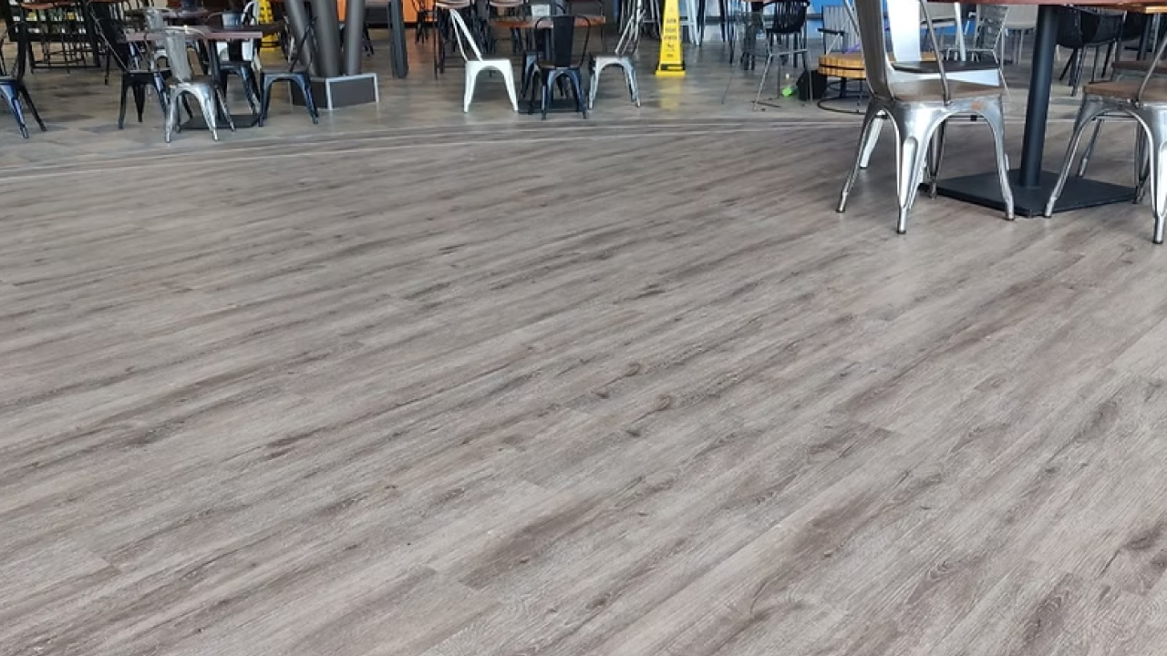 Piso-tipo-PVC-centro-comercial-kinara