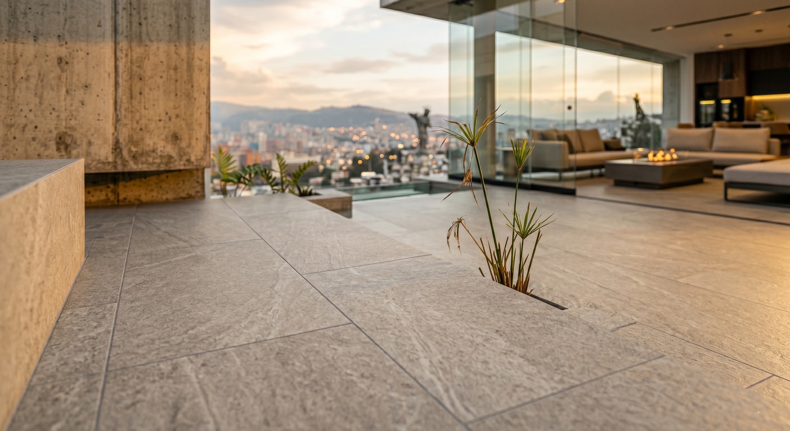 Porcelanato de gran formato para terrazas exteriores modernas Terraza contemporánea con porcelanato exterior de gran formato que aporta continuidad visual, amplitud y una estética elegante.