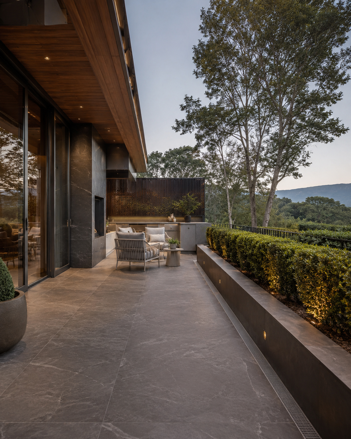 Terraza moderna con porcelanato durable y fácil de mantener